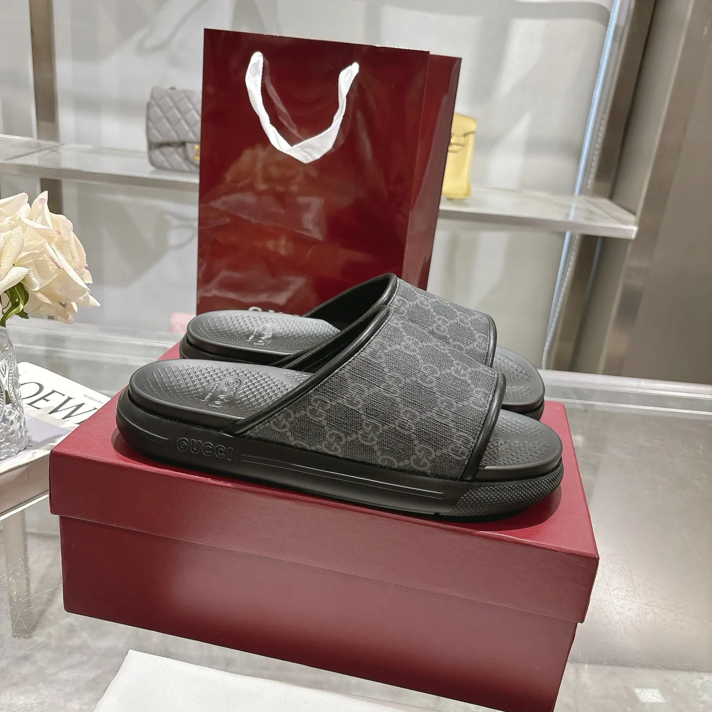 p400🐮🐮New summer men's slip-on slippers. Inspired by the summer spirit and beach clubs of the Italian coast, this piece is part of Gucci Lido. The Pre-Fall collection reinterprets the brand's signature elements and sophisticated patterns in a contemporary way. Made from black rubber, these flat sandals feature a slip-on design that reinterprets the brand's distinctive green and red web design. GG Classic Upper Men's Molded Rubber Footbed Gucci Logo Flat Made in Italy Size: Men's 40 to 47,